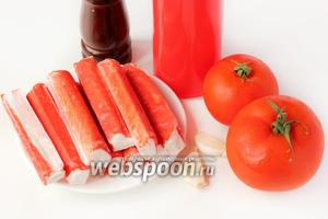 Для приготовления салата нам понадобятся не замороженные крабовые палочки, помидоры с плотной мякотью, соль, чёрный молотый перец, чеснок и жирный майонез.