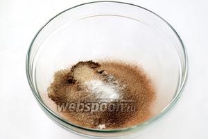 Смешиваем муку, сахар, какао, добавляем соды на кончике чайной ложки и столько же соли (по желанию).
