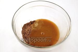 Яблочное пюре слегка разводим охлаждённой кипячёной водой, вливаем в сухие ингредиенты и размешиваем. Тесто должно быть консистенции густой сметаны.