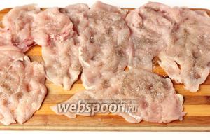 Слегка отбиваем каждый кусок мяса, посыпаем солью и чёрным молотым перцем. Сильно мясо отбивать не нужно!