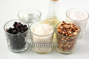 Для приготовления галеты нам понадобится мука, подсолнечное масло, разрыхлитель, сахар, вода, крахмал, смородина замороженная, орехи.