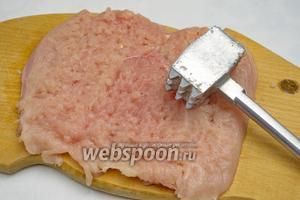 Слегка отбить куриное филе так, чтобы у вас из куска мяса получился прямоугольник. Выступающие куски мяса отрезать, измельчить и выложить сверху.