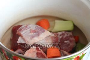 В кастрюлю сложить промытое мясо (у меня хорошие говяжьи рёбра для наваристого бульона — в меру жирные, с большим количеством мяса), крупными кусками нарезанные сельдерей и морковь, четвертинку луковицы.