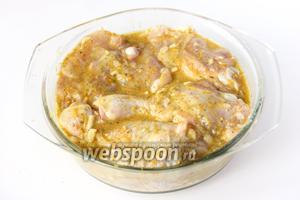 Хорошенько перемешиваем куски курицы в маринаде, накрываем миску с мясом пищевой плёнкой и ставим минимум на 30 минут в холодильник как следует промариноваться.