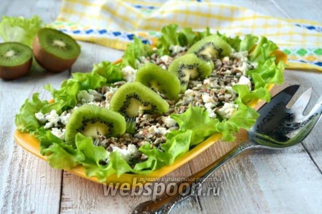 Фото Зелёный салат с киви и семечками