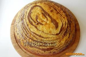 Выпекаем в духовке, разогретой до 175-180°C 40-45 минут. Достаём из духовки и охлаждаем. Затем разрезаем пирог на 3 коржа.