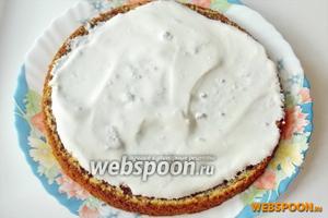 300 мл сметаны смешиваем с 0,5 стакана сахара. Внимание, если вы разрезали корж на 2 части, то пропорции для крема нужно уменьшить вдвое.
Долго крем не мешайте, так как после полного растворения сахара, он станет довольно жидким.