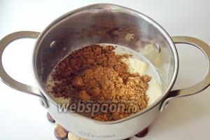 Затем добавляем 20 г какао, 130 г сметаны и 3 столовые ложки сахара.
