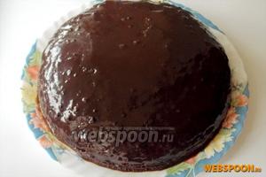 Остывшей шоколадной глазурью смазываем торт. Украшаем по своему вкусу. Я сделала полоски из кокосовой стружки.