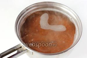 Гречневую крупу промываем несколько раз холодной водой, выкладываем в ковш или небольшую кастрюлю, заливаем подсоленным кипятком (1:2) и варим на медленном огне до готовности рассыпчатой гречневой каши.