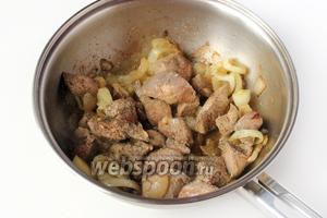 Обжариваем печень с луком на подсолнечном рафинированном масле на среднем огне до изменения цвета печени, посыпаем солью и чёрным молотым перцем.