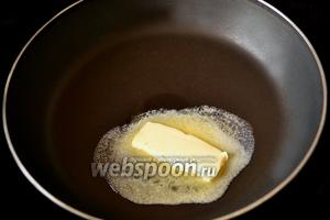 В то время, пока бутерброды запекаются, приготовим соус бешамель. Растопим на сковороде сливочное масло.