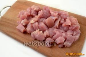 Курицу режем кусочками необходимого размера. Они могут быть как крупными, так и небольшими. Так как я предполагала её запекать в духовке, нарезала кусочками около 3 см.