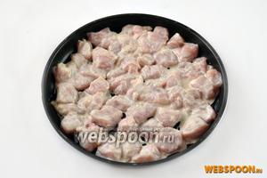 Отцедим от курицы лишнюю жидкость, переложим кусочки в форму для запекания и отправим её в духовку на время приготовления соуса.