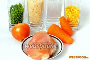 Для приготовления пакистанского плова возьмём рис, куриное филе, горошек, кукурузу, морковь, лук, воду, соль и перец по вкусу.