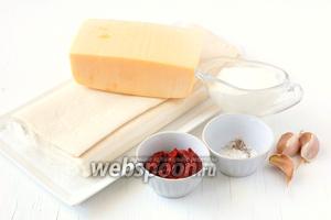 Для приготовления слоёных трубочек с сыром и чесноком нам понадобится слоёное тесто, томатная паста, чеснок, сыр Российский, перец, майонез.