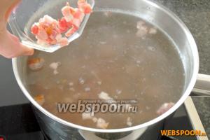 В холодную воду опускаем всё мясо, а так же бекон, нарезанный на малые куски. Доводим до кипения и варим на очень малом огне 2-3 часа, периодически снимая с поверхности воды шум.