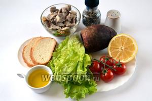 Для салата возьмем листья зелёного салата, вареную свёклу и куриные желудочки (ещё их называют пупками), помидоры черри, белый хлеб для сухариков; оливковое масло, лимонный сок и перец для соуса «винегрет».