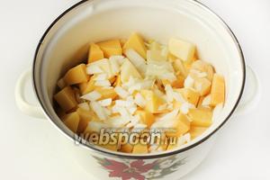 Посыпаем измельчённым репчатым луком. Накрываем крышкой и готовим сначала на сильном, а затем на медленно огне, периодически перемешивая.