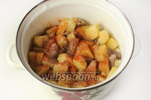 Когда картофель будет наполовину готов, добавляем чёрный молотый перец, молотую паприку и при необходимости досаливаем.