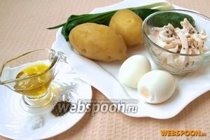 Для приготовления салата нам понадобятся следующие продукты: варёный картофель, варёные яйца, маринованные кальмары, огурец свежий, зелёный лук, оливковое масло, чёрный перец и соль.