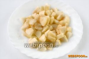 Грушу очищаем от кожуры, режем небольшими кусочками, немедленно сбрызгиваем лимонным соком, предотвращающим потемнение.