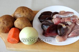 Для приготовления блюда нужно взять немного мякоти говядины и курицы, гусиные потроха (сердце, желудок, печень) с жиром, лук, морковь, картофель, муку, зелень, хмели-сунели, лавровый лист.