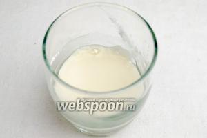Крахмал развести водой. Тонкой струйкой ввести к вишне. Подержать на огне, пока соус не загустеет. Снять с огня.