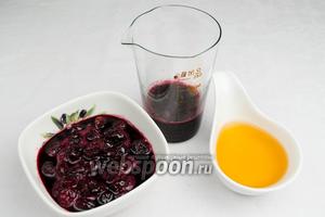 Для приготовления пропитки взять вишнёвый сироп, ром, вишнёвый конфитюр (я проварила вишню в сахарном сиропе).
Ром смешать с вишнёвым сиропом.