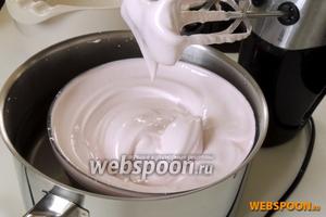 Для быстрейшего взбивания погрузим взбиваемую массу в ледяную воду. Взбиваем дальше, пока масса полностью не остынет. Внимание: заранее берём ёмкости большого размера, так как масса увеличивается более, чем в 2 раза. Получится очень пышный крем, не стакающий с венчиков.