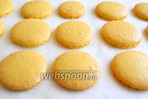 После того, как образовалась корочка, выпекайте в разогретой до 140°С духовке около 15-18 минут. Юбочка начинает появляться на 5 минуте, советую понаблюдать, очень интересно. Готовые macarons слегка прилипают к пергаменту, это нормально. Сразу положите пирожные на бумаге на холодную поверхность, затем снимите их с бумаги и переверните юбочкой к верху, полностью остудите.