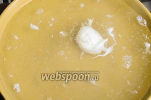 В течение 4-х минут подкручивать белок яйца в воде, которое будет плавать по кругу. Я пошировала по одному яйцу.