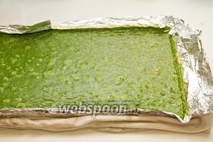 После того как шпинатный корж будет готов, его нужно вынуть и вместе с фольгой и положить на влажное полотенце.