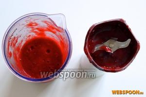 Измельчаем 250 г малины с сахаром в пюре. Добавим по желанию либо 1 ст. л. рома, либо вкусовую эссенцию.