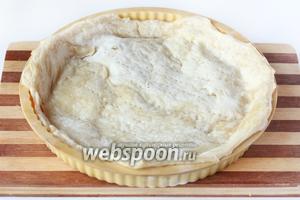 Выпекаем основу из теста в предварительно разогретой до 180 ºC духовке 20 минут. Готовый корж достаём. Духовку не выключаем.
