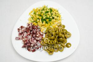 Тем временем подготовить начинку. Нарезать кольцами маслины, мелким кубиком колбасу, сыр (к нему добавить резаный укроп).