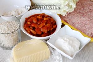 Для приготовления куриных тефтелей в горшочках с овощным гарниром возьмём куриный фарш, круглозернистый рис, фасоль в томатном соусе, пекинскую капусту, яйцо, сметану, лук, подсолнечное масло, пармезан, перец чёрный молотый, муку.