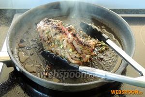 Обжариваем на очень большом огне, постоянно переворачивая. Мясо должно быть обжарено со всех сторон. Не пугайтесь исходящего дымка, так должно быть, это выполняют свою роль травы.