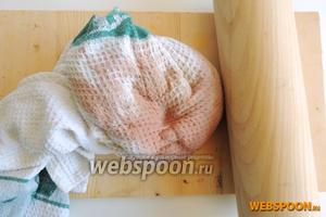 Заворачиваем очень плотно мясо в полотенце, не изменяя его положения, и отбиваем, но не перборщите, так как филе может распадаться на волокна.