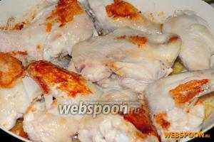 На разогретую сковороду со сливочным маслом выкладываем куски курицы и обжариваем на сильном огне с двух сторон до золотистой корочки (примерно по 3 минуты с каждой стороны).