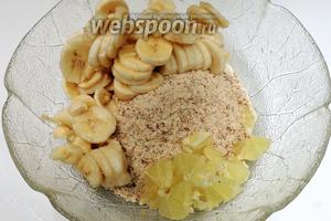 Очистим от шкуры лимон, нарежем мякоть на мелкие кусочки и добавим, так же добавим сахар и корицу. Всё перемешаем, немного раздавливая бананы вилкой.