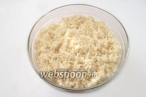 Варим крутую вязкую рисовую кашу, остужаем до тёплого состояния. Полностью охлаждать не стоит, биточки из тёплого риса будут лучше лепиться и не растрескаются во время обжаривания.