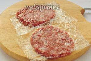Накрываем плёнкой и убираем в морозильную камеру для того, чтобы котлеты лучше сохранили форму при жарке.