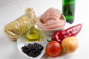 Чтобы приготовить кускус по-мароккански, необходимо взять крупу, филе куриное, сладкий перец, помидоры, лук, изюм, уксус, соль, масло оливковое, перец, кинзу.