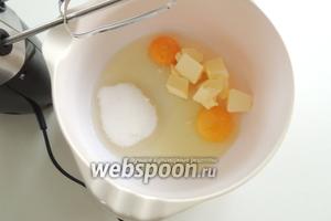 Взбиваем миксером яйца, сахар, щепотку соли и масло комнатной температуры до однородной массы около 5-6 минут.