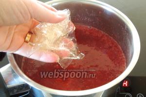 Заранее замоченный в холодной воде желатин в пластинах, отжимаем и распускаем в горячем мармеладе. Хорошо перемешиваем и остужаем.
