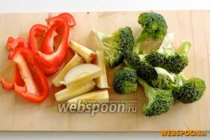 Очищаем от серцевины и семян перец и яблоки. Нарезаем на кусочки по вашему усмотрению. Броколи режем на соцветия, а со стебля удалим жёсткие участки и так же нарежем его.