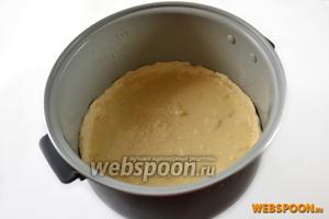 Заливаем сыр с яблоками полученной смесью.