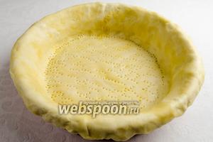 Приготовить корзинку для кулебяки.
Готовое тесто 2/3 вынуть из холодильника, раскатать его в круг толщиной 3 мм. Смазать дно и стенки формы сливочным маслом. Накрыть раскатанным тестом форму так, чтобы оно свисало по краям. Лишнее тесто срезать (убрать в холодильник). Дно проколоть с помощью вилки.