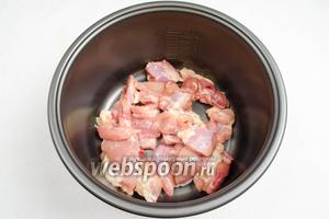 Выложить мясо в чашу мультиварки (у меня мультиварка Panasonic). Закрыть крышку мультиварки. Включить режим «Выпечка», установить время 30 минут.